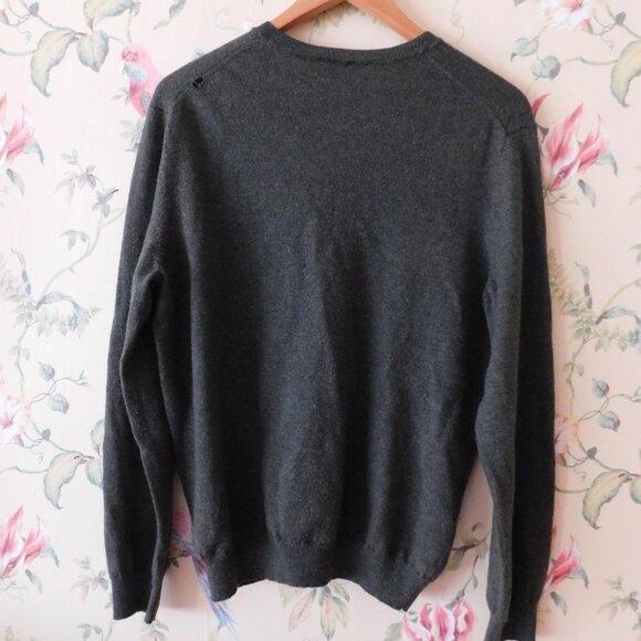 🦅  Merino V-Neck Sweater (small flaw) - Picture 8 of 8